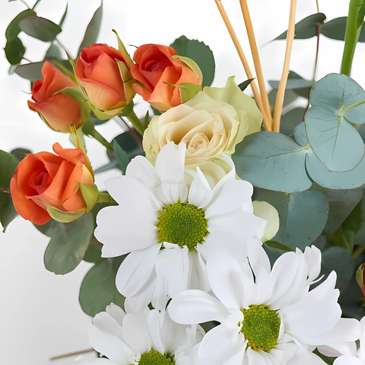 Tangerine Grace – Turuncu Vazoda Çardak ve Beyaz Güller