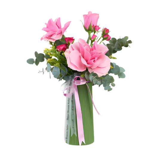 Rosy Blush – Yeşil Çizgili Vazoda Pembe Çardak ve Pembe Gül