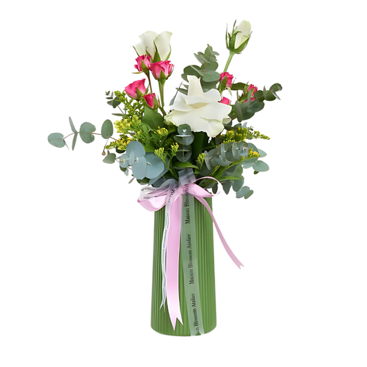 Blush Dream – Yeşil Vazoda Beyaz Gül ve Pembe Çardak Gül