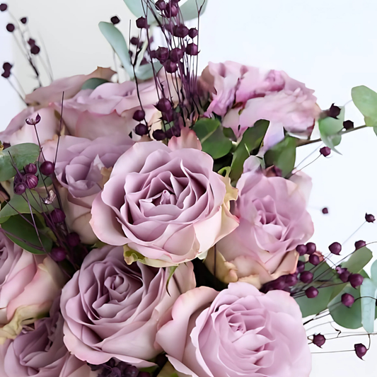 Lilac Stripe – Çizgili Cam Vazoda Lila Güller