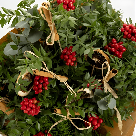 Rustic Red – Kraft Buket Kağıdında Kokina Yılbaşı Çiçeği