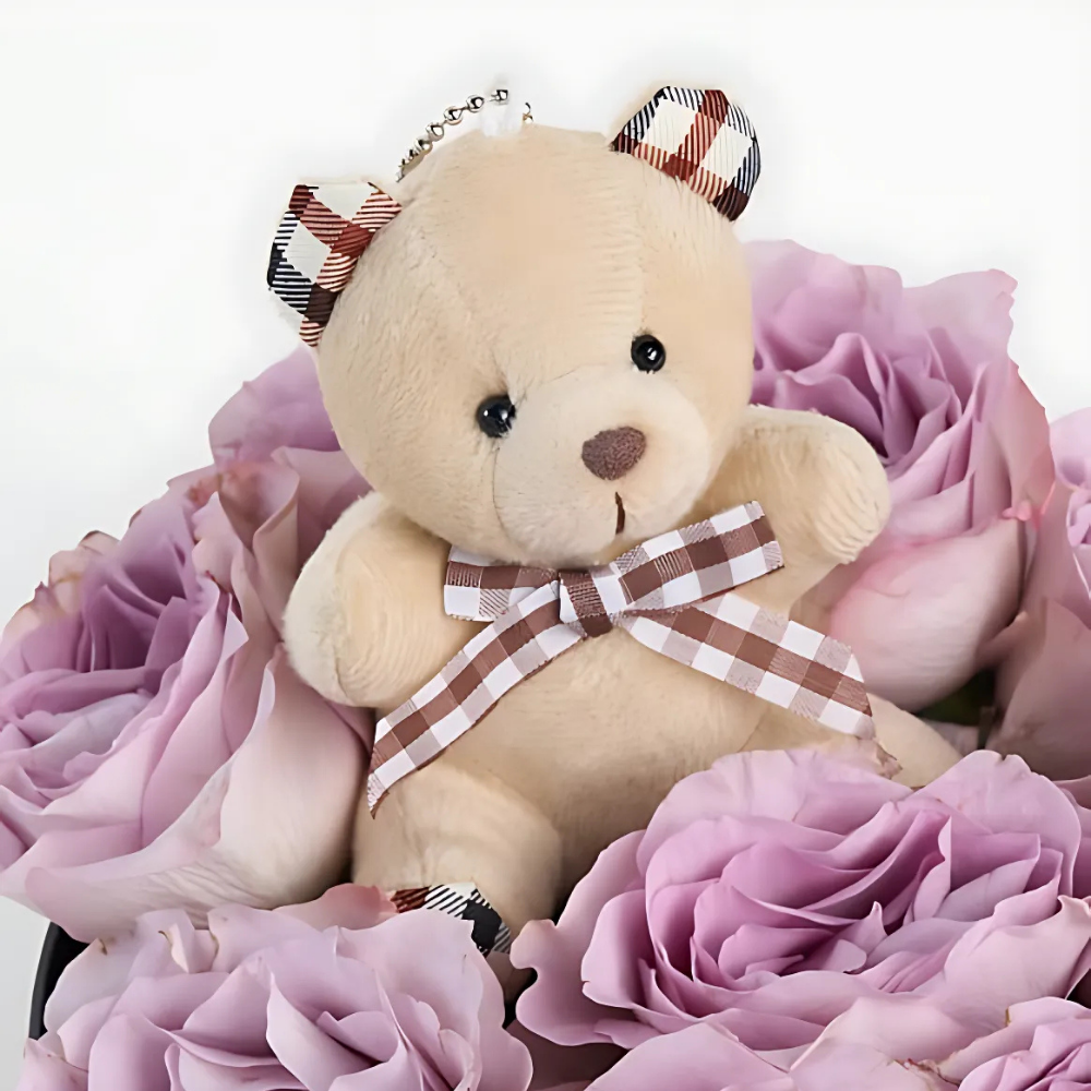 Lilac Hug – Siyah Kutuda Lila Gül ve Ayıcık Anahtarlık