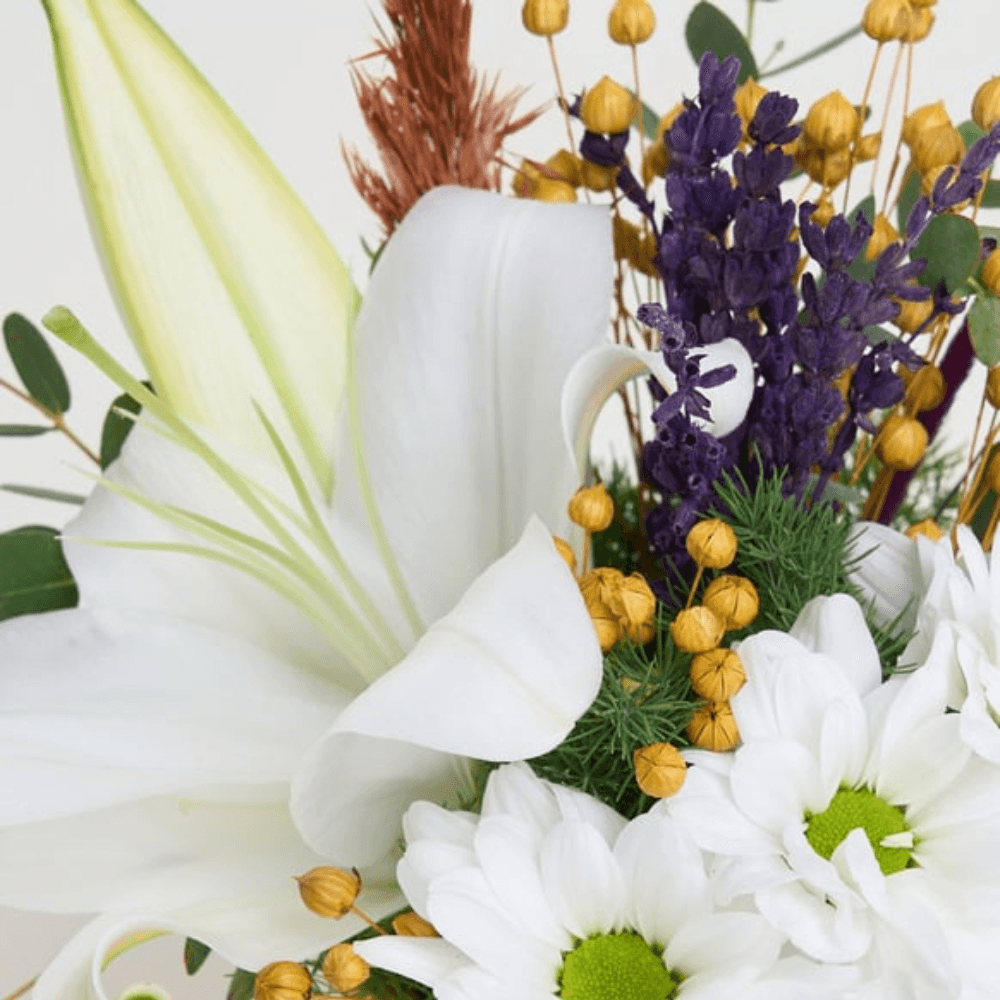 Sarı Saksıda Beyaz Lilyum ve Beyaz Papatyalar - Rosentra | Premium Flowers