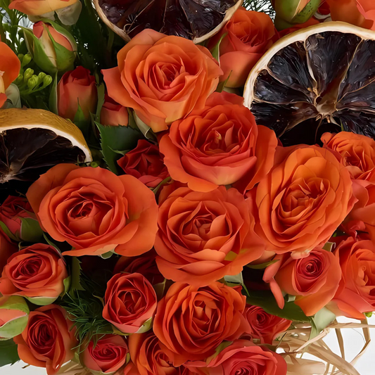 Flame Garden – Vazoda 38’li Turuncu Çardak Gül Aranjmanı