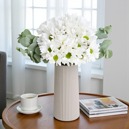 Bej Vazoda Beyaz Papatyalar