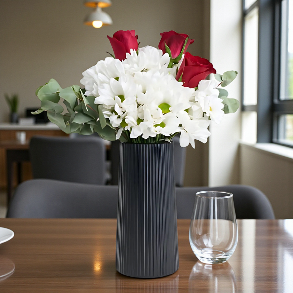 Siyah Vazoda Beyaz Papatyalar & Kırmızı Güller