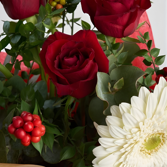 Holly Bloom – Kraft Bukette Kokina, Kırmızı Gül ve Beyaz Gerbera