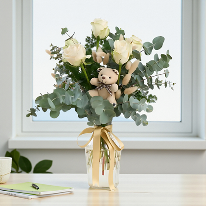 Premium Vazoda Beyaz Güller ve Ayıcık