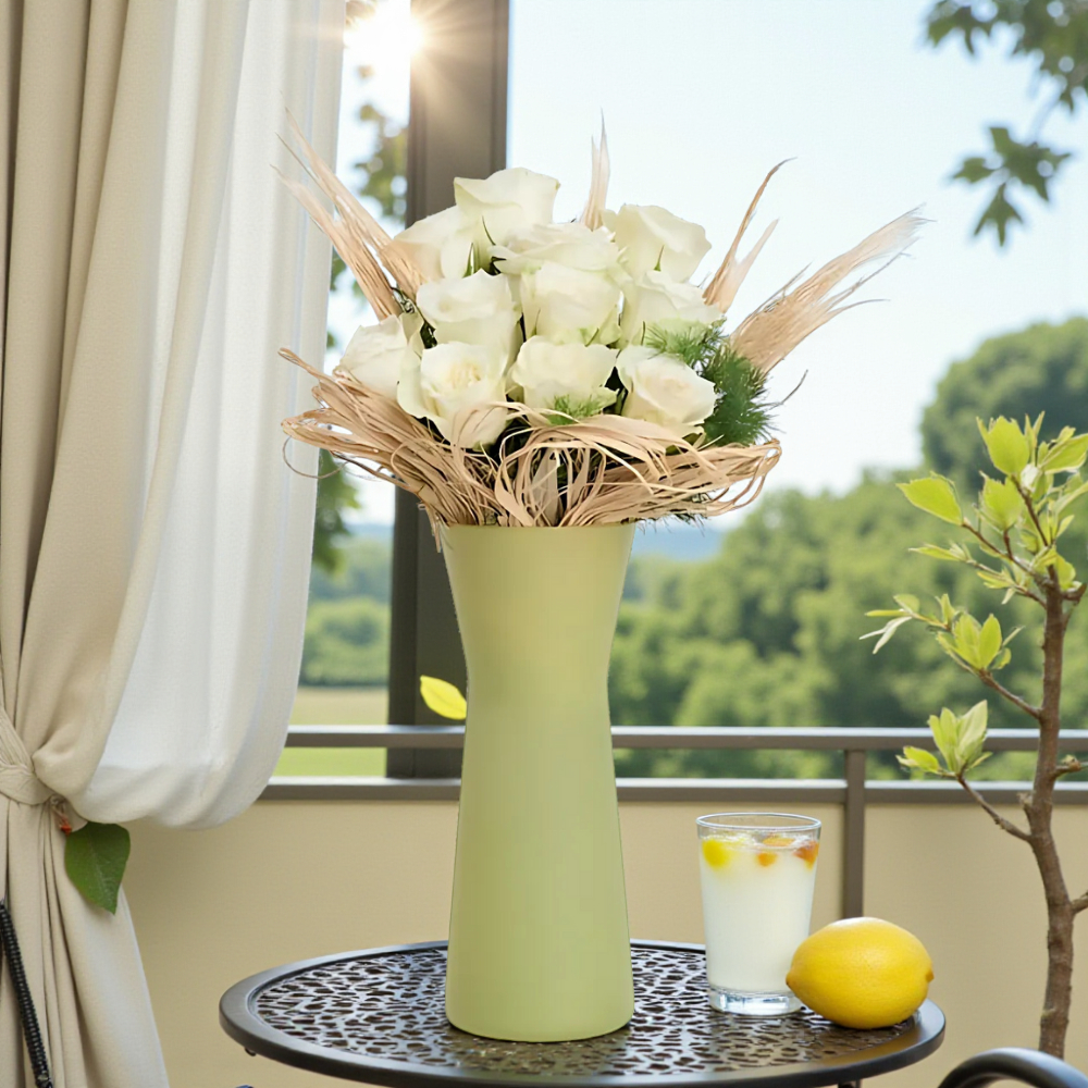 Yeşil Cam Vazoda 11 Beyaz Gül