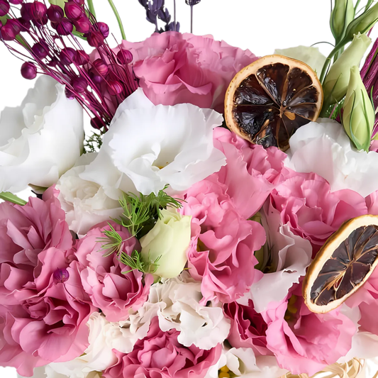 Gentle Bloom – Cam Vazoda Pembe ve Beyaz Lisyantus