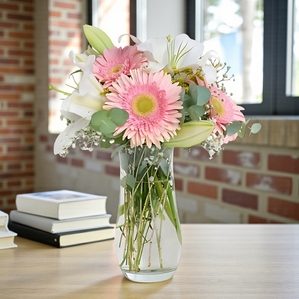 Vazoda Lilyum ve Pembe Gerberalar