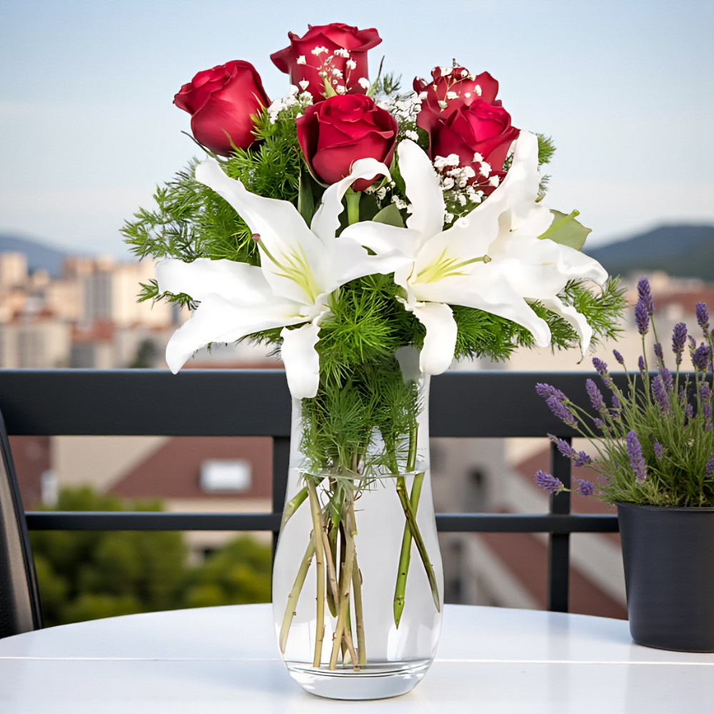 Vazoda Lilyum ve Kırmızı Gül